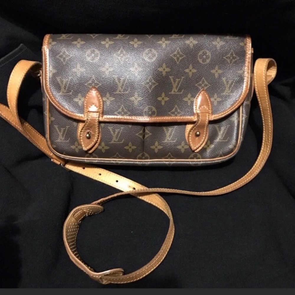 Louis Vuitton Gibeciere bag